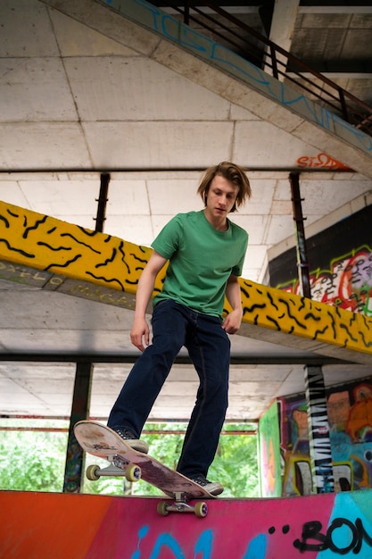 Free photo low angle teen on skateboard