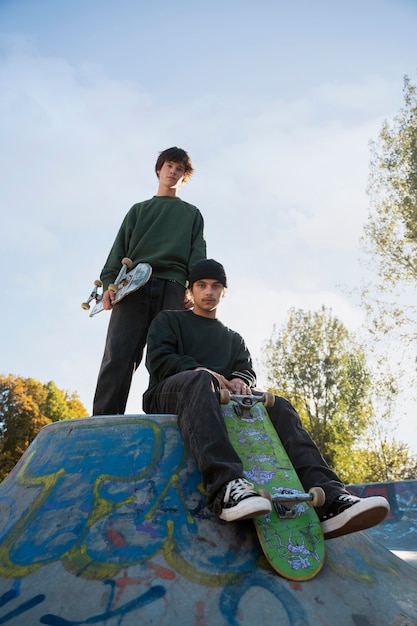 스케이트보드를 들고 있는 로우 앵글 십대들