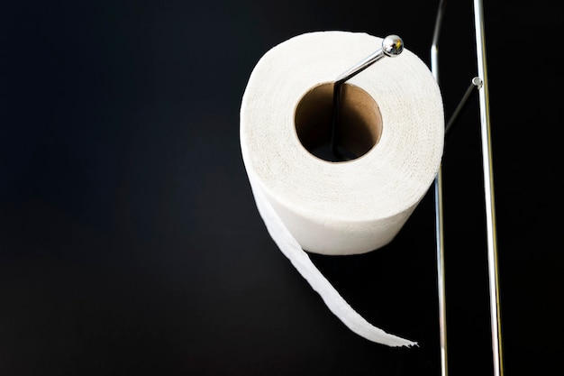 Бесплатное фото Низкий угол рулона туалетной бумаги