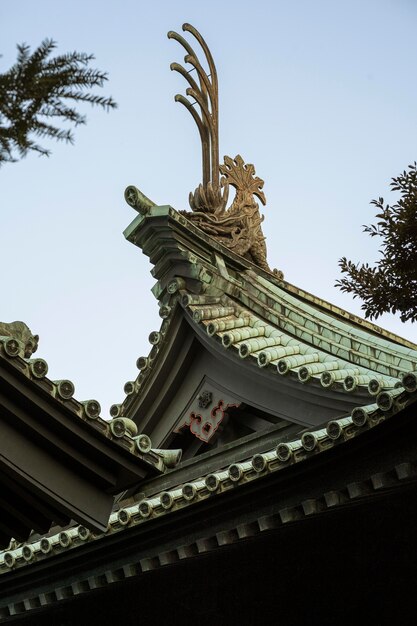 日本の伝統的な木造寺院の屋根の詳細のローアングル