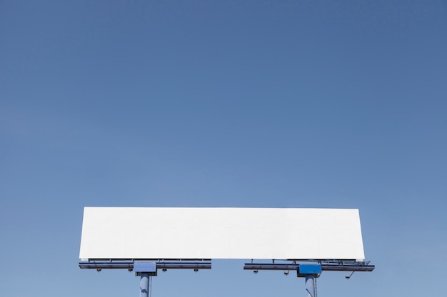 푸른 맑은 하늘에 대하여 광고 빌보드의 낮은 각도보기
