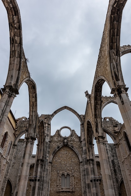 ポルトガルのリスボンの曇り空の下でカルモ山の聖母修道院のローアングルビュー
