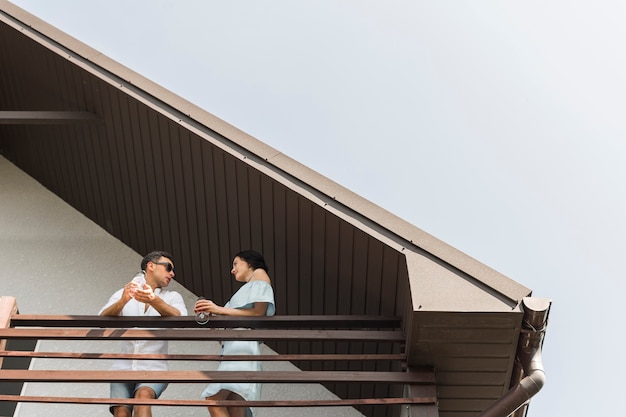 Free photo low angle view of couple standing in balcony