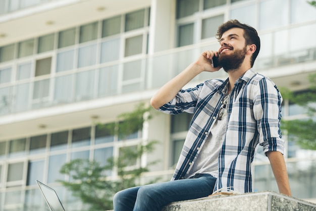 Inquadratura dal basso dell'uomo condividere buone notizie al telefono