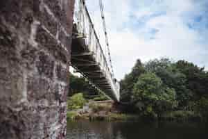 Бесплатное фото Низкий угол зрения старого моста через реку