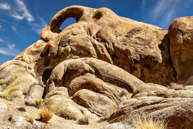 カリフォルニア州アラバマヒルズの岩層のローアングルビュー