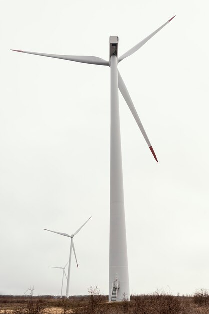 Низкий угол наклона ветряных турбин в поле