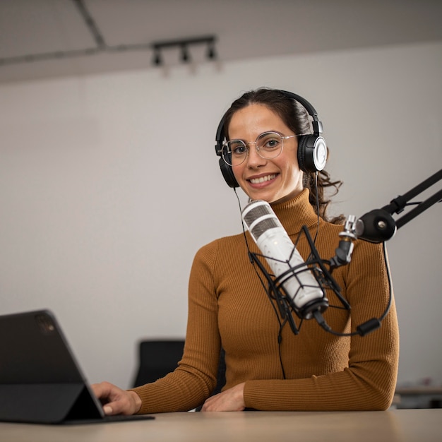 Free photo low angle of woman broadcasting on radio