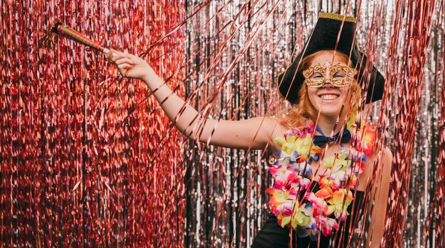 Foto gratuita donna di angolo basso in costume alla festa di carnevale