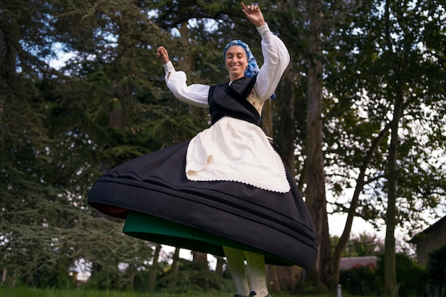 フォークを踊るローアングルの女性