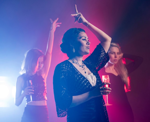 Foto gratuita dancing della donna di angolo basso