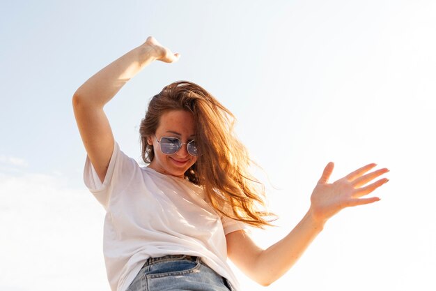 屋外で彼女の時間を楽しんでいる女性のローアングル