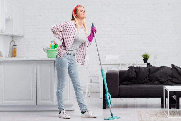 Низкий угол женщина на дому уборка