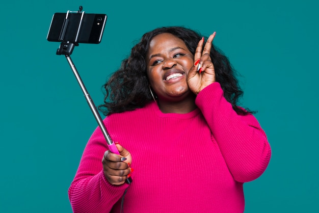 Женщина низкого угла принимая selfie