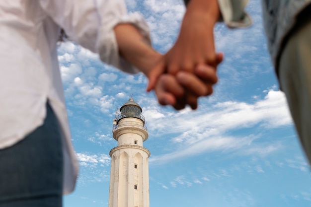 Foto gratuita donne a basso angolo che posano con il faro