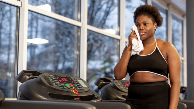 Free photo low angle young woman at gym