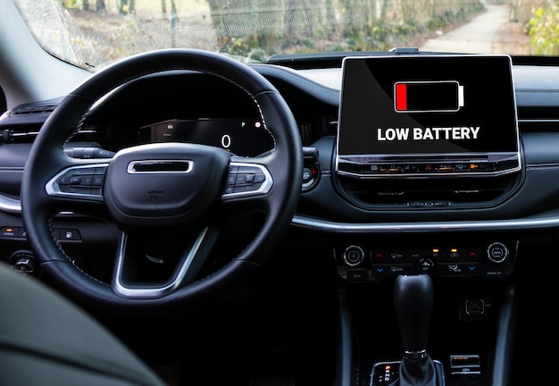 전기차의 배터리 부족 경고. 디스플레이에 빨간색 표시기. 하이브리드 자동차에 플러그에 배터리 아이콘입니다.