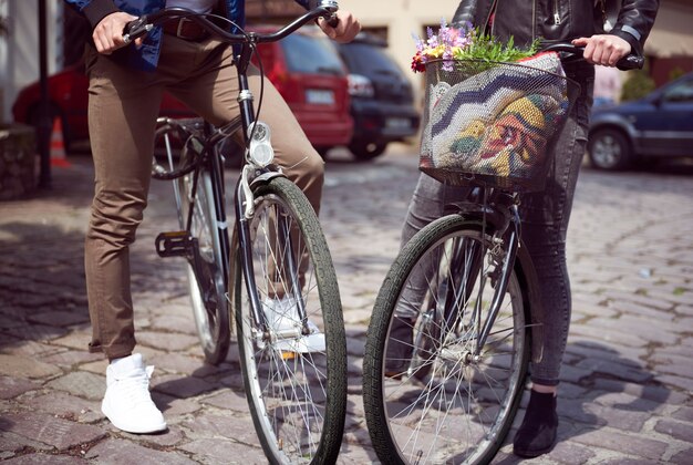 路上で自転車を持って立っているカップルの低いセクション
