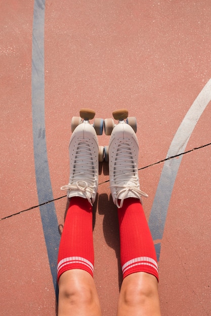 無料写真 赤い靴下とローラースケートを持つ女性スケーターの低いセクション