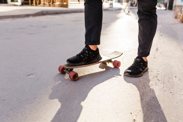 스케이트 보드와 스케이트 보더의 발의 낮은 섹션보기