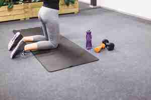 Free photo low section of a woman doing exercise on yoga mat