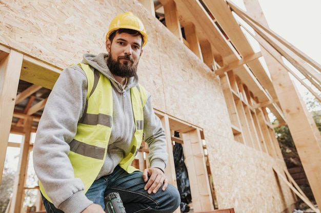 Foto gratuita operaio carpentiere di vista bassa