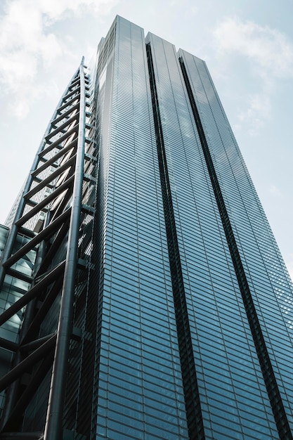 Низкий вид современных небоскребов офисных зданий