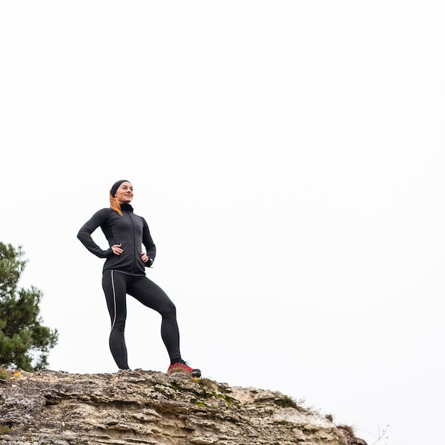 Foto gratuita pareggiatore femminile sportivo di vista bassa alla luce del giorno