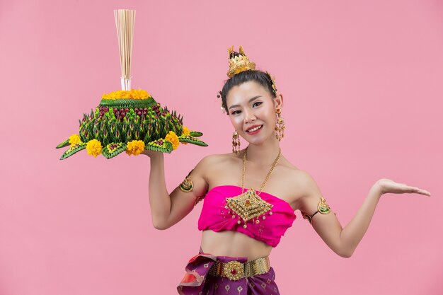 Loy Krathong 축제, 장식 된 부력을 들고있는 태국 전통 의상을 입은 여성