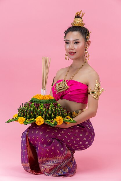 Loy Krathong 축제, 장식 된 부력을 들고있는 태국 전통 의상을 입은 여성