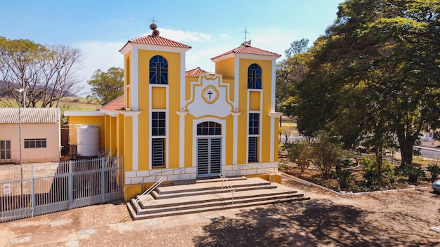 Луис антонио сан-паулу бразилия - 9 августа 2021 г .: приходская церковь санта-лузия в городе луис-антонио sp