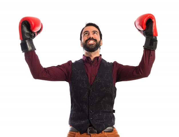 Счастливый человек в жилете с боксерскими перчатками