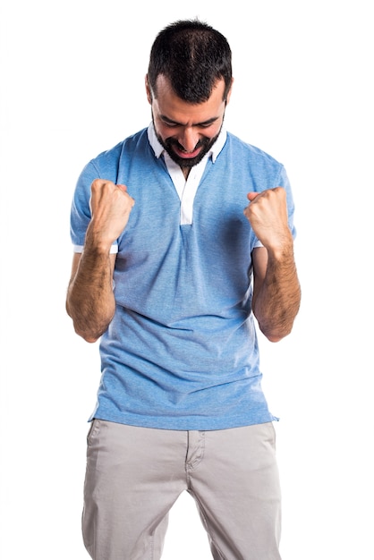 Uomo fortunato con camicia blu