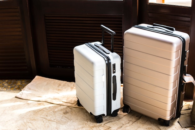 Free photo luggage in a hotel room