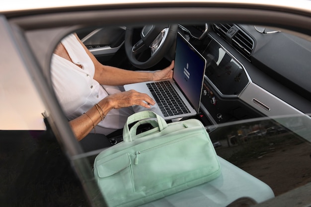 Foto gratuita bagagli visti dal finestrino posteriore dell'auto