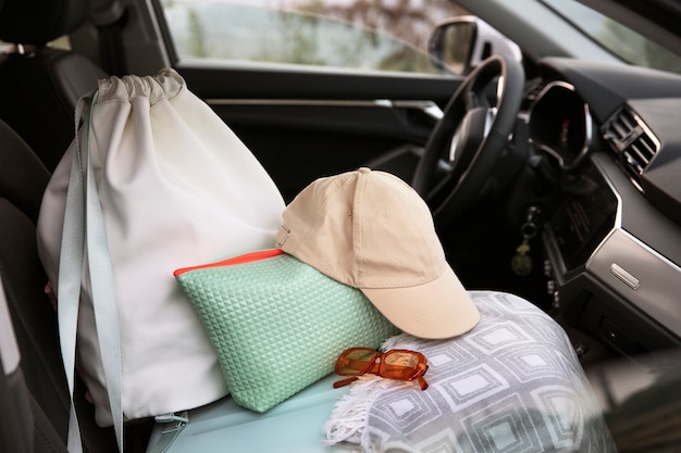 Bagagli visti dal finestrino posteriore dell'auto