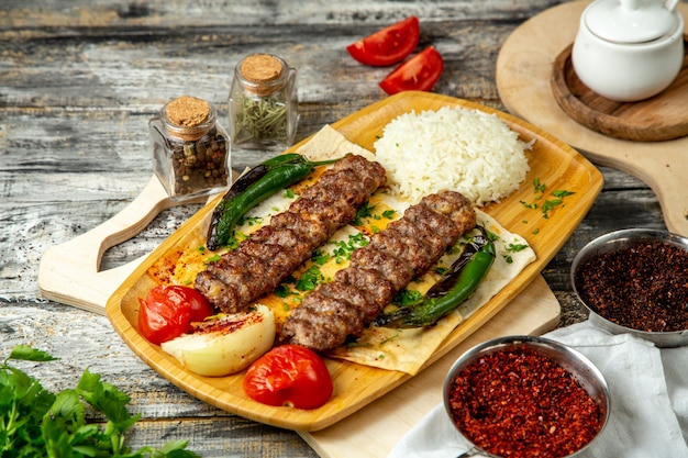 Free photo lula kebab  vegetablera  rice  side view