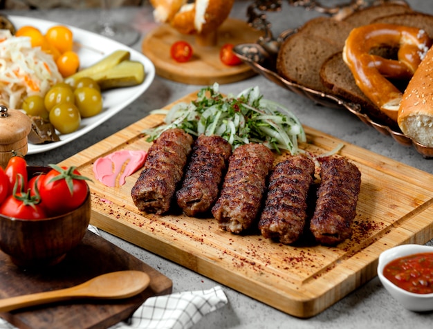 Free photo lule kebab with onions and pickles