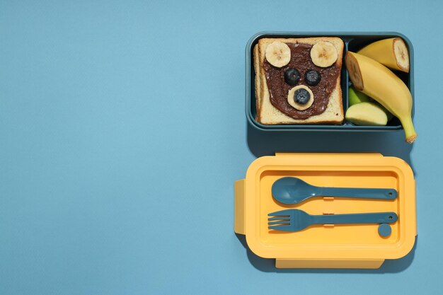 Foto gratuita pranzo al sacco per i bambini da mangiare nello spazio scolastico per il testo