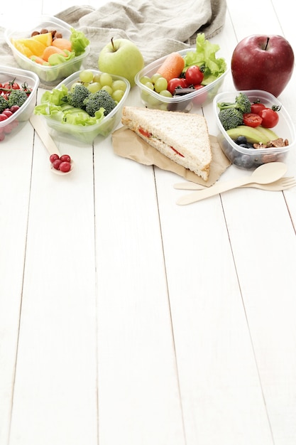 Foto gratuita lunch box con cibo sano