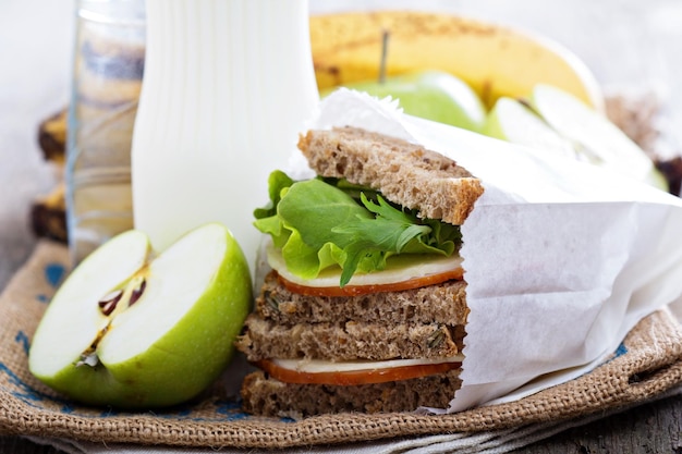 Foto gratuita pranzo o colazione da asporto