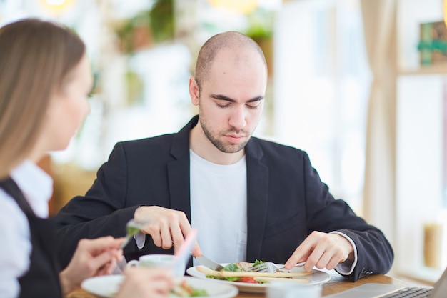 Foto gratuita pranzo di colleghi