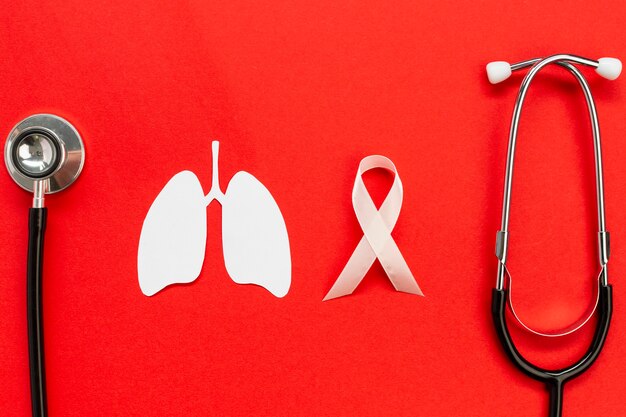 Foto gratuita forma di carta polmoni con stetoscopio