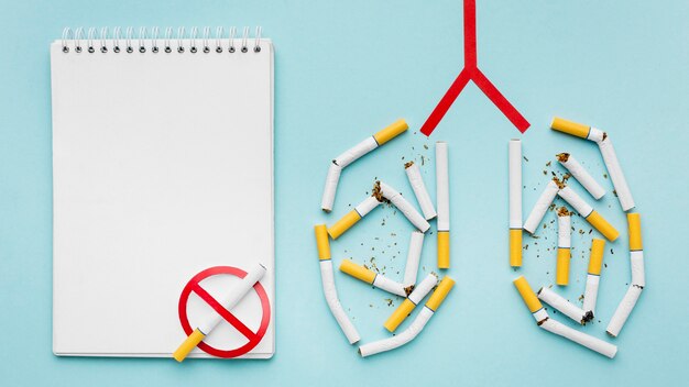 横にタバコとノートが付いた肺の形