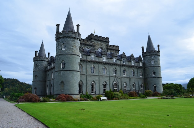 스코틀랜드 아가일(Argyll)의 인베라레이 성(Inveraray Castle)의 무성한 풍경