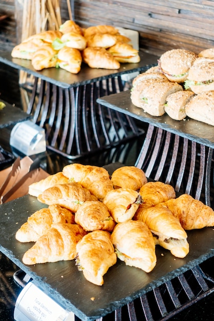 Foto gratuita lussuoso banchetto cibo piatto a buffet