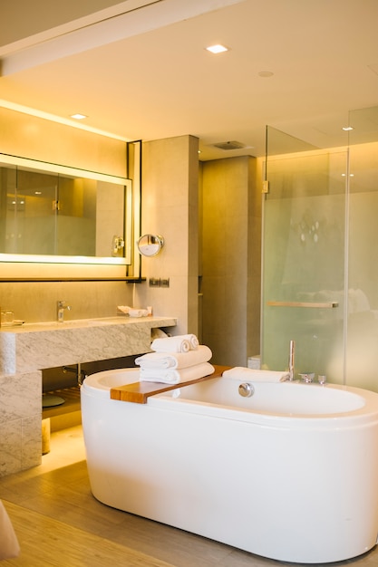 Free photo luxury bathtub inside bedroom in hotel