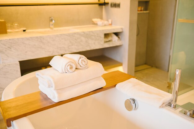 роскошная ванна и полотенце внутри спальни в отеле