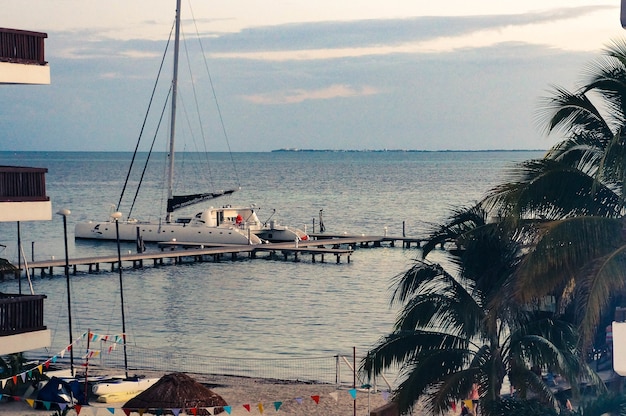 Free photo luxury boat by a pier on the beautiful ocean near the beach