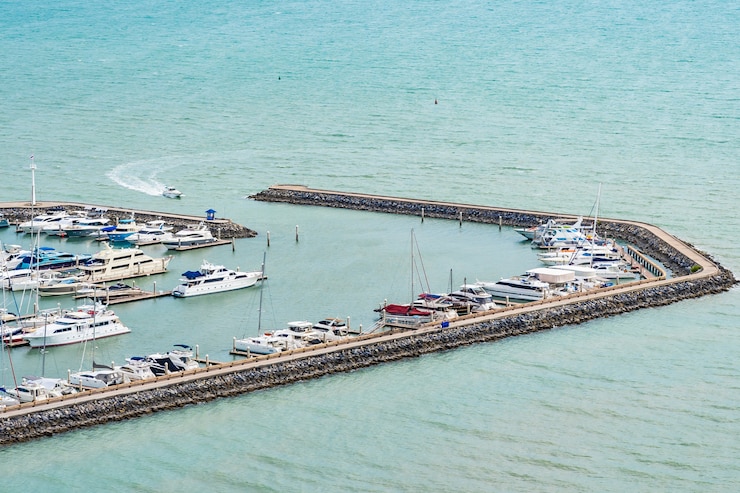 Free Photo luxury boat yachts on the dock